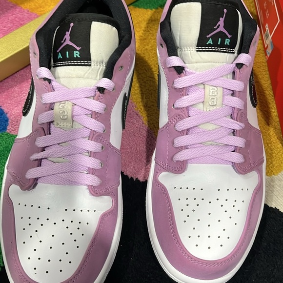 Gently used air Jordan shoes for women lilac white and black very cool pair - Picture 8 of 11